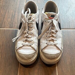 Nike White and Black Low-Top Sneakers women’s 8.5